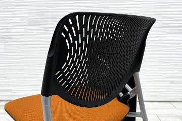 オカムラ ルナチェア 中古 Runa ミーティングチェア 会議椅子 ネスティングチェア 中古オフィス家具 81S1CN オレンジ テーブル付の画像
