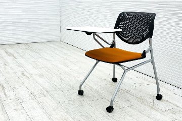 オカムラ ルナチェア 中古 Runa ミーティングチェア 会議椅子 ネスティングチェア 中古オフィス家具 81S1CN オレンジ テーブル付の画像