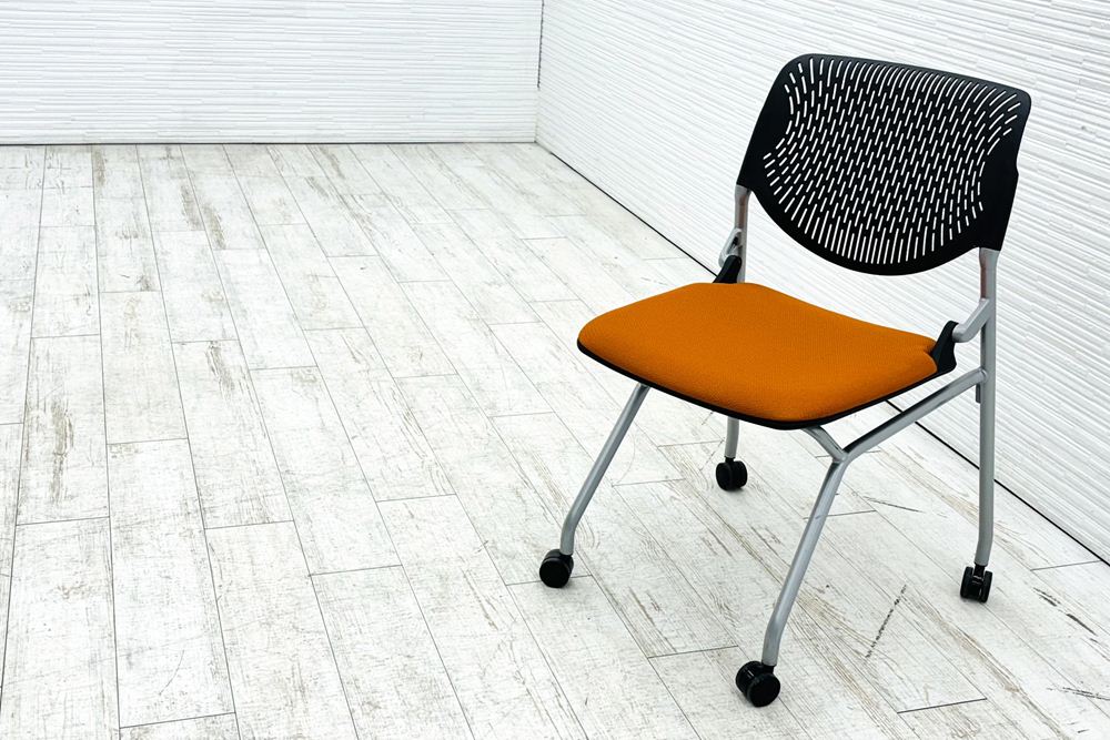 オカムラ ルナチェア 肘無 中古 OKAMURA Runa ミーティングチェア 会議椅子 ネスティングチェア 中古オフィス家具 81S1CA オレンジの画像