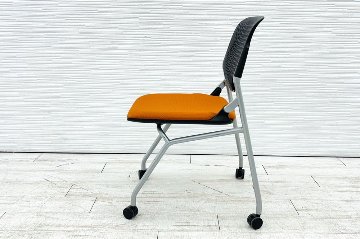 オカムラ ルナチェア 肘無 中古 OKAMURA Runa ミーティングチェア 会議椅子 ネスティングチェア 中古オフィス家具 81S1CA オレンジの画像