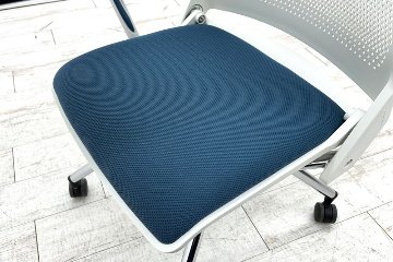 オカムラ COURIR クリールシリーズ ミーティングチェア 中古 【4脚セット】 会議椅子 ネスティングチェア 中古オフィス家具 9317XB-F008 テーブル付 プラムの画像