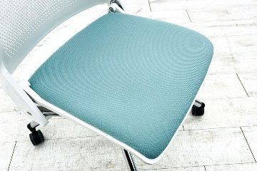 オカムラ COURIR クリールシリーズ ミーティングチェア 中古 【4脚セット】 会議椅子 ネスティングチェア 中古オフィス家具 9317SR-F002 セージの画像