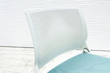 オカムラ COURIR クリールシリーズ ミーティングチェア 中古 【4脚セット】 会議椅子 ネスティングチェア 中古オフィス家具 9317SR-F002 セージの画像