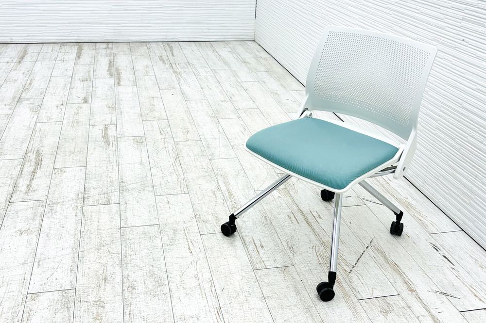 オカムラ COURIR クリールシリーズ ミーティングチェア 中古 会議椅子 ネスティングチェア 中古オフィス家具 9317SR-F002 セージの画像