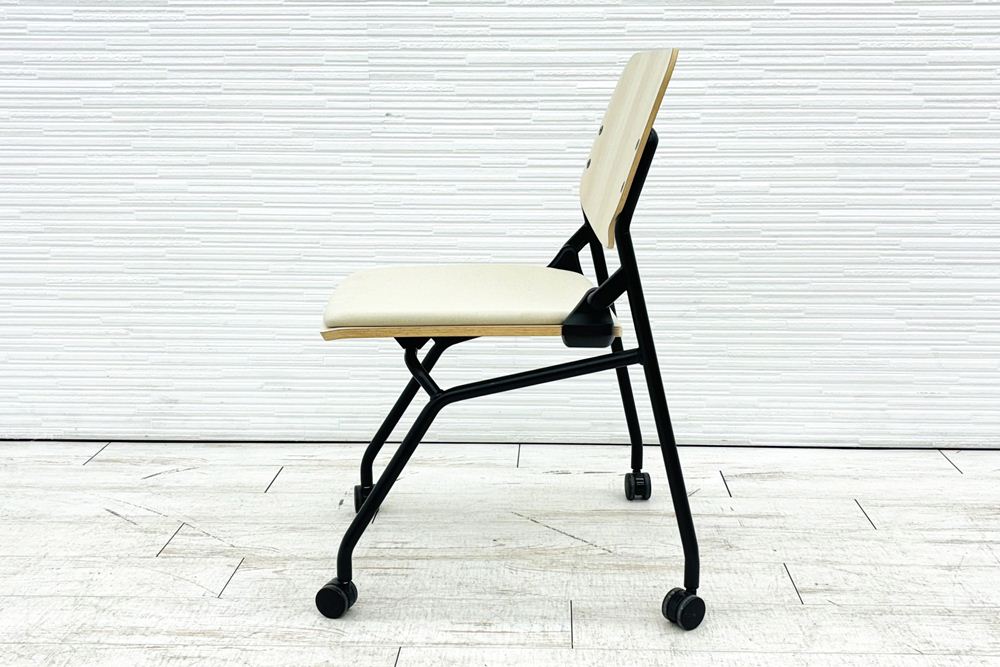 オカムラ ライブス ネスティングチェア 中古 Lives Nesting Chair ミーティングチェア 会議椅子 中古オフィス家具 ベージュの画像