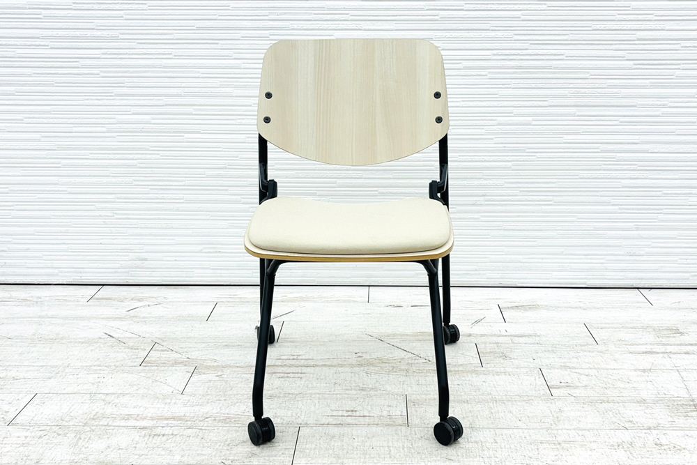 オカムラ ライブス ネスティングチェア 中古 Lives Nesting Chair ミーティングチェア 会議椅子 中古オフィス家具 ベージュの画像