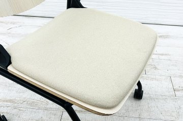 オカムラ ライブス ネスティングチェア 中古 Lives Nesting Chair ミーティングチェア 会議椅子 中古オフィス家具 ベージュの画像