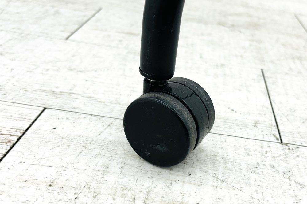 オカムラ ライブス ネスティングチェア 中古 Lives Nesting Chair ミーティングチェア 会議椅子 中古オフィス家具 インディゴの画像