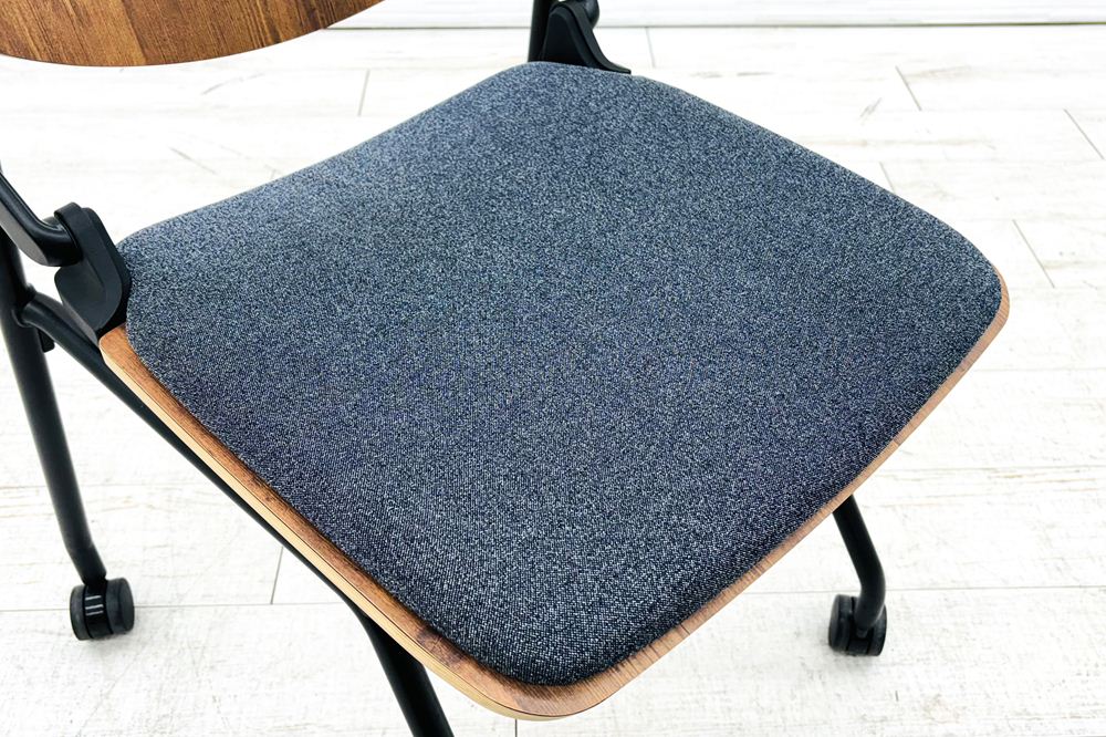 オカムラ ライブス ネスティングチェア 中古 Lives Nesting Chair ミーティングチェア 会議椅子 中古オフィス家具 インディゴの画像
