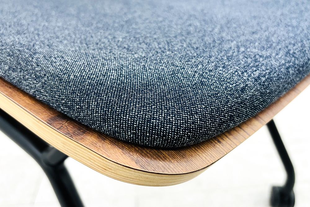 オカムラ ライブス ネスティングチェア 中古 Lives Nesting Chair ミーティングチェア 会議椅子 中古オフィス家具 インディゴの画像
