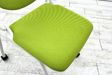 オカムラ ルナチェア 中古 ミーティングチェア 中古チェア 会議椅子 ネスティングチェア 中古オフィス家具 81S1AZ ライムグリーンの画像