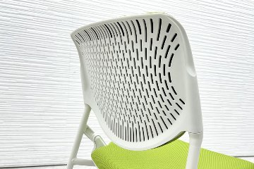オカムラ ルナチェア 中古 ミーティングチェア 中古チェア 会議椅子 ネスティングチェア 中古オフィス家具 81S1AZ ライムグリーンの画像