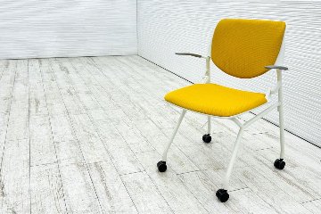 オカムラ ルナチェア 中古 肘付 Runa ミーティングチェア ネスティングチェア 会議椅子 中古オフィス家具 イエローの画像
