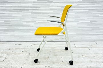 オカムラ ルナチェア 中古 肘付 Runa ミーティングチェア ネスティングチェア 会議椅子 中古オフィス家具 イエローの画像
