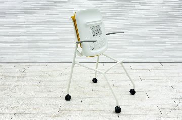 オカムラ ルナチェア 中古 肘付 Runa ミーティングチェア ネスティングチェア 会議椅子 中古オフィス家具 イエローの画像