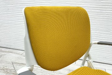 オカムラ ルナチェア 中古 肘付 Runa ミーティングチェア ネスティングチェア 会議椅子 中古オフィス家具 イエローの画像
