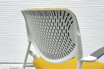オカムラ ルナチェア 中古 肘付 Runa ミーティングチェア ネスティングチェア 会議椅子 中古オフィス家具 イエローの画像