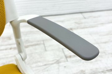 オカムラ ルナチェア 中古 肘付 Runa ミーティングチェア ネスティングチェア 会議椅子 中古オフィス家具 イエローの画像