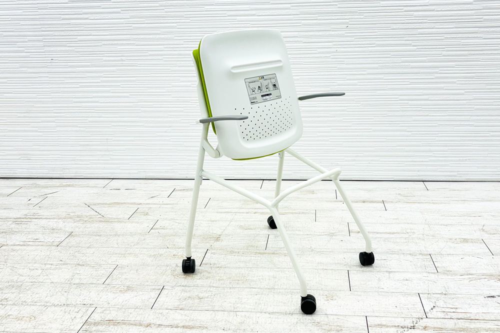オカムラ ルナチェア 中古 肘付 Runa ミーティングチェア ネスティングチェア 会議椅子 中古オフィス家具 ライムグリーンの画像