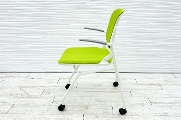 オカムラ ルナチェア 中古 肘付 Runa ミーティングチェア ネスティングチェア 会議椅子 中古オフィス家具 ライムグリーンの画像