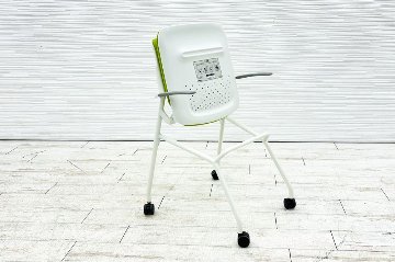 オカムラ ルナチェア 中古 肘付 Runa ミーティングチェア ネスティングチェア 会議椅子 中古オフィス家具 ライムグリーンの画像