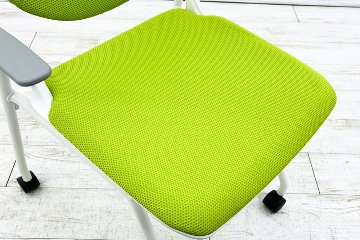 オカムラ ルナチェア 中古 肘付 Runa ミーティングチェア ネスティングチェア 会議椅子 中古オフィス家具 ライムグリーンの画像