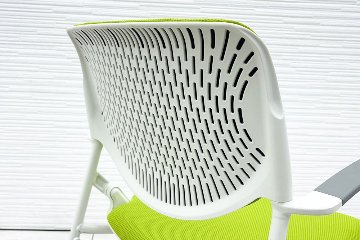 オカムラ ルナチェア 中古 肘付 Runa ミーティングチェア ネスティングチェア 会議椅子 中古オフィス家具 ライムグリーンの画像