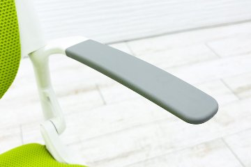 オカムラ ルナチェア 中古 肘付 Runa ミーティングチェア ネスティングチェア 会議椅子 中古オフィス家具 ライムグリーンの画像