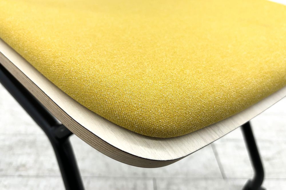 オカムラ ライブス ネスティングチェア 中古 Lives Nesting Chair ミーティングチェア 会議椅子 中古オフィス家具 イエローの画像