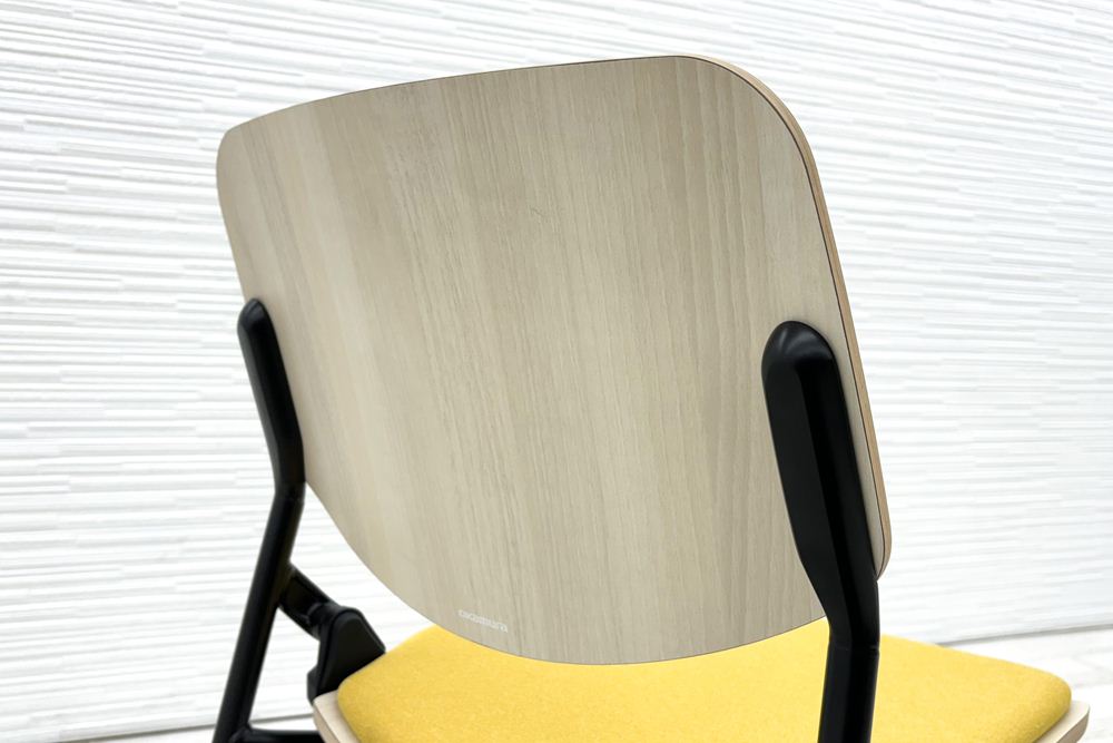 オカムラ ライブス ネスティングチェア 中古 Lives Nesting Chair ミーティングチェア 会議椅子 中古オフィス家具 イエローの画像