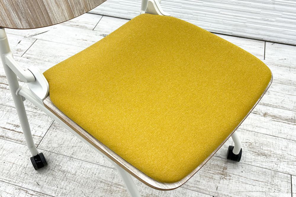 オカムラ ライブス ネスティングチェア 中古 Lives Nesting Chair ミーティングチェア 会議椅子 中古オフィス家具 イエローの画像