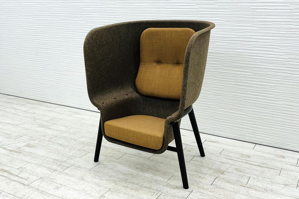 デフォルム プライバシーチェア 中古 ラウンジチェア Pod PET Felt Privacy Chair 中古オフィス家具 フレーム/ブラウン クッション/ブラウンの画像