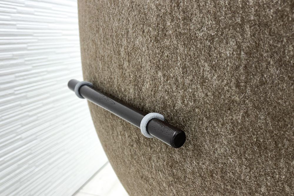 デフォルム プライバシーチェア 中古 ラウンジチェア Pod PET Felt Privacy Chair 中古オフィス家具 フレーム/ブラウン クッション/ブラウンの画像