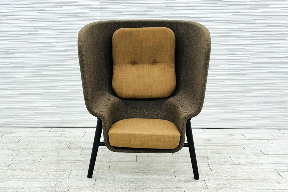 デフォルム プライバシーチェア 中古 ラウンジチェア Pod PET Felt Privacy Chair 中古オフィス家具 フレーム/ブラウン クッション/ブラウンの画像