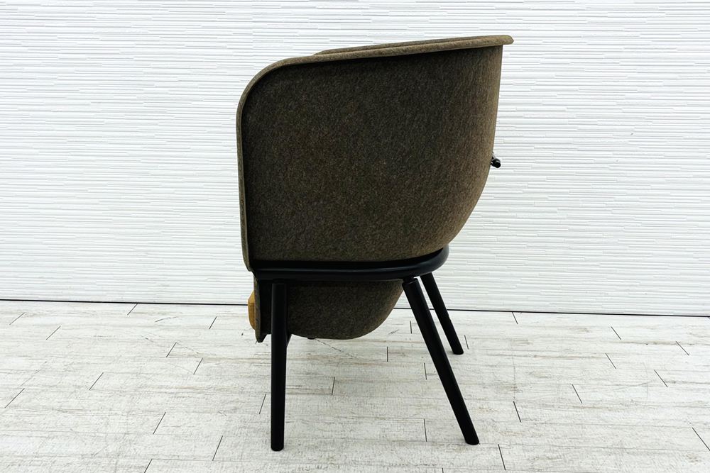 デフォルム プライバシーチェア 中古 ラウンジチェア Pod PET Felt Privacy Chair 中古オフィス家具 フレーム/ブラウン クッション/ブラウンの画像