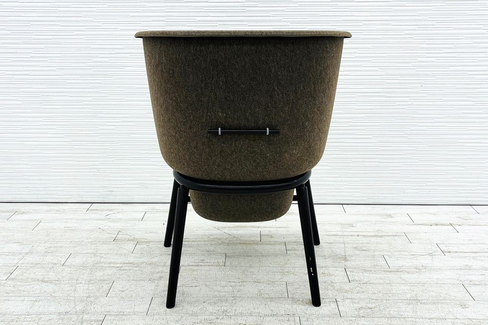 デフォルム プライバシーチェア 中古 ラウンジチェア Pod PET Felt Privacy Chair 中古オフィス家具 フレーム/ブラウン クッション/ブラウンの画像
