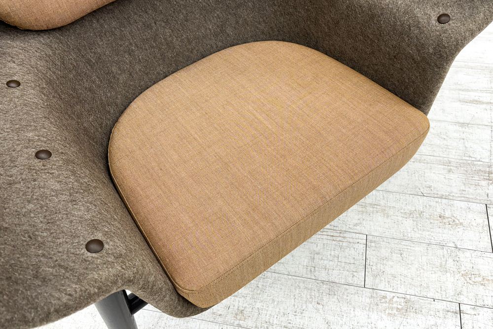 デフォルム プライバシーチェア 中古 ラウンジチェア Pod PET Felt Privacy Chair 中古オフィス家具 フレーム/ブラウン クッション/ブラウンの画像