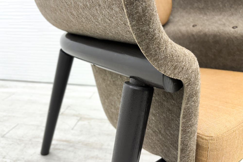 デフォルム プライバシーチェア 中古 ラウンジチェア Pod PET Felt Privacy Chair 中古オフィス家具 フレーム/ブラウン クッション/ブラウンの画像