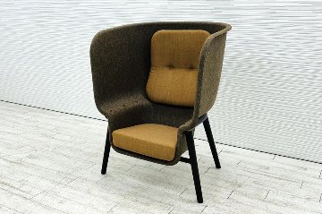 デフォルム プライバシーチェア 中古 ラウンジチェア Pod PET Felt Privacy Chair 中古オフィス家具 フレーム/ブラウン クッション/ブラウンの画像