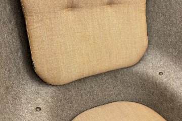 デフォルム プライバシーチェア 中古 ラウンジチェア Pod PET Felt Privacy Chair 中古オフィス家具 フレーム/ブラウン クッション/ブラウンの画像