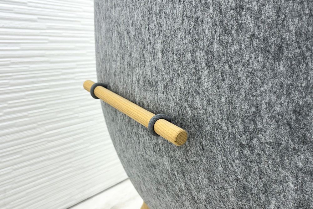 デフォルム プライバシーチェア 中古 ラウンジチェア Pod PET Felt Privacy Chair 中古オフィス家具 フレーム/グレー クッション/ブルーの画像