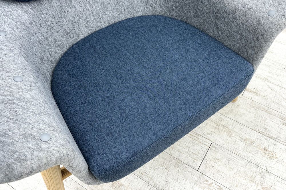 デフォルム プライバシーチェア 中古 ラウンジチェア Pod PET Felt Privacy Chair 中古オフィス家具 フレーム/グレー クッション/ブルーの画像