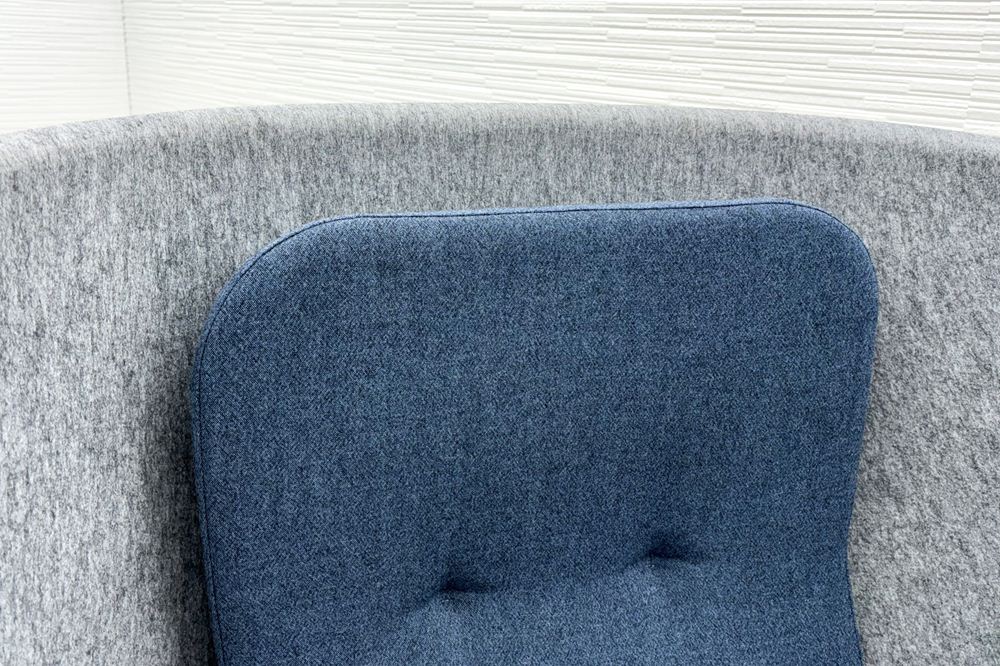 デフォルム プライバシーチェア 中古 ラウンジチェア Pod PET Felt Privacy Chair 中古オフィス家具 フレーム/グレー クッション/ブルーの画像