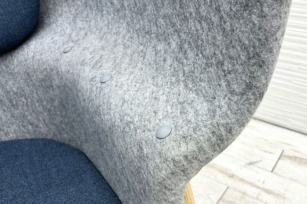 デフォルム プライバシーチェア 中古 ラウンジチェア Pod PET Felt Privacy Chair 中古オフィス家具 フレーム/グレー クッション/ブルーの画像