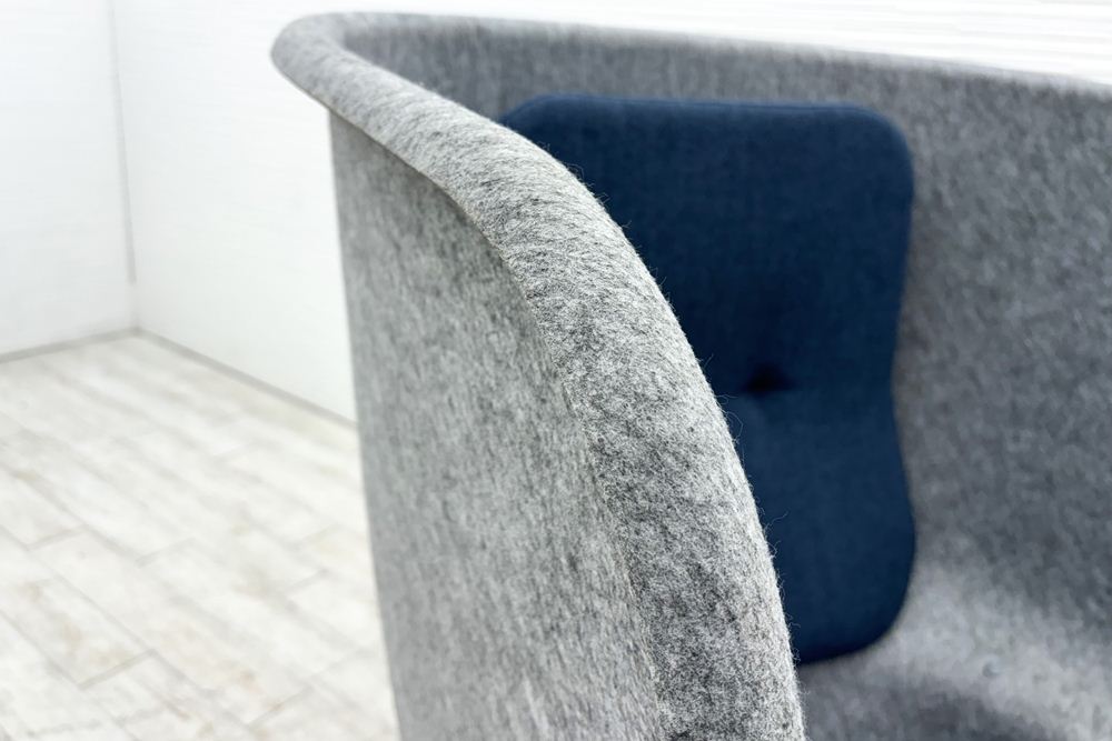デフォルム プライバシーチェア 中古 ラウンジチェア Pod PET Felt Privacy Chair 中古オフィス家具 フレーム/グレー クッション/ブルーの画像