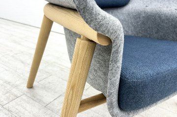デフォルム プライバシーチェア 中古 ラウンジチェア Pod PET Felt Privacy Chair 中古オフィス家具 フレーム/グレー クッション/ブルーの画像