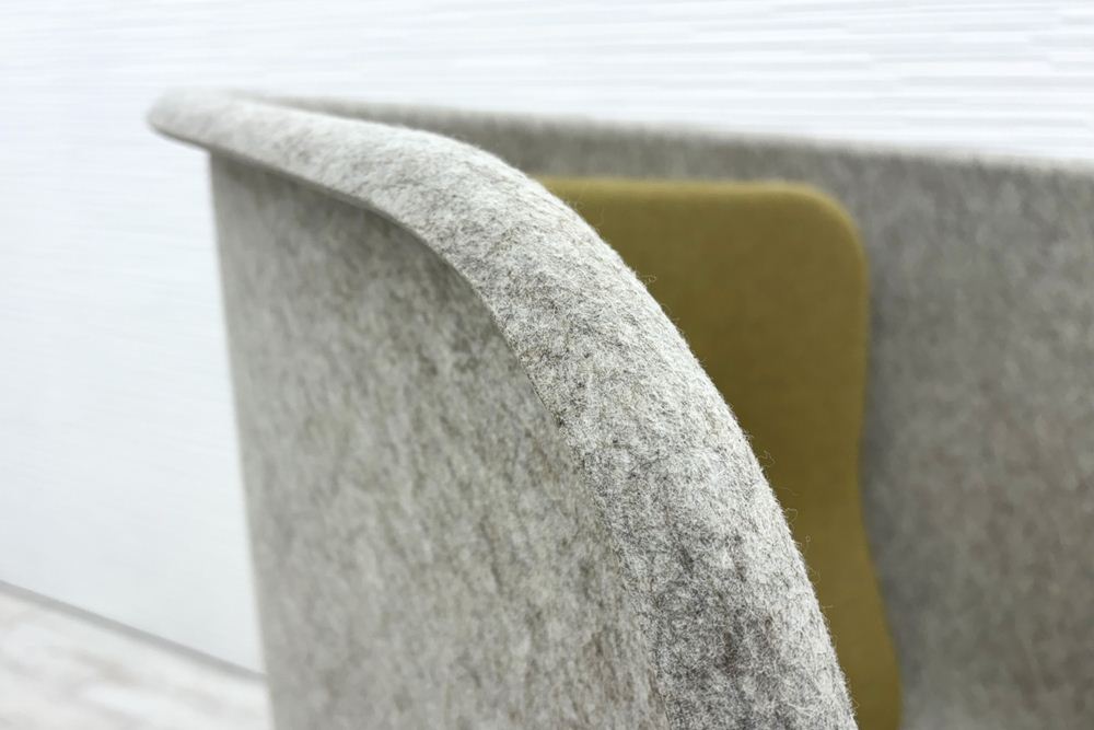デフォルム プライバシーチェア 中古 ラウンジチェア Pod PET Felt Privacy Chair 中古オフィス家具 フレーム/グレー クッション/カーキの画像