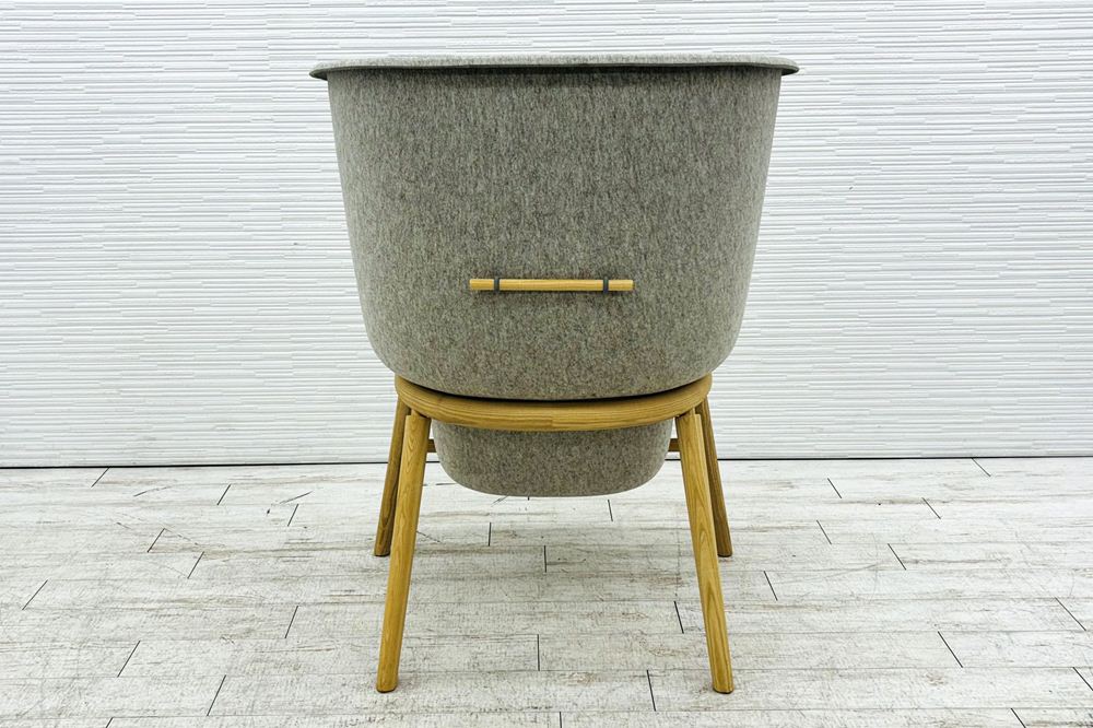 デフォルム プライバシーチェア 中古 ラウンジチェア Pod PET Felt Privacy Chair 中古オフィス家具 フレーム/グレー クッション/カーキの画像