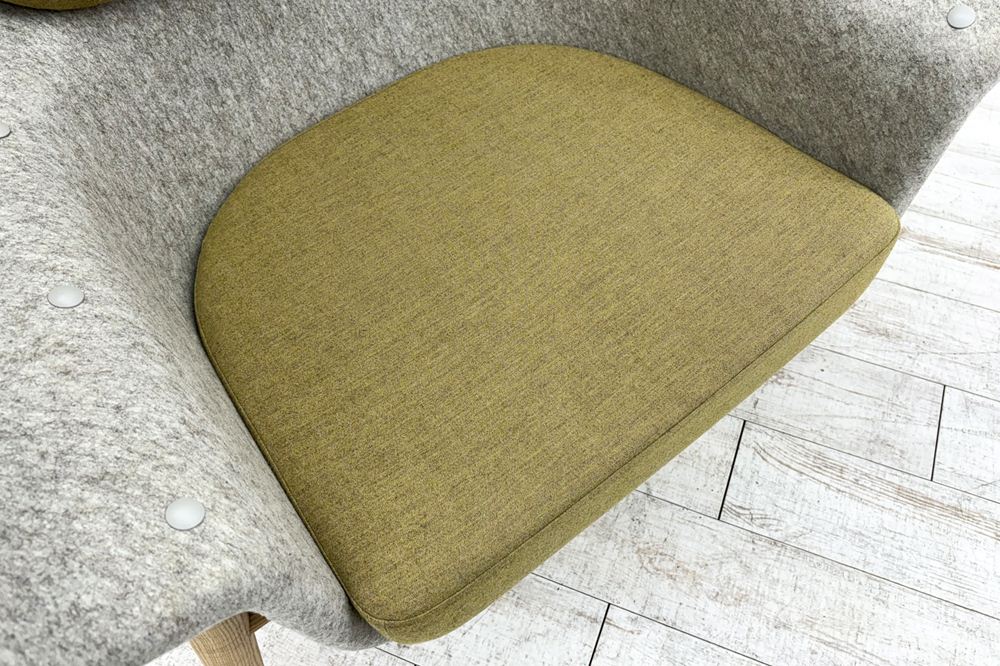 デフォルム プライバシーチェア 中古 ラウンジチェア Pod PET Felt Privacy Chair 中古オフィス家具 フレーム/グレー クッション/カーキの画像