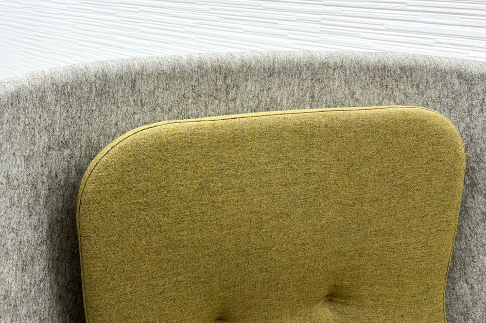 デフォルム プライバシーチェア 中古 ラウンジチェア Pod PET Felt Privacy Chair 中古オフィス家具 フレーム/グレー クッション/カーキの画像